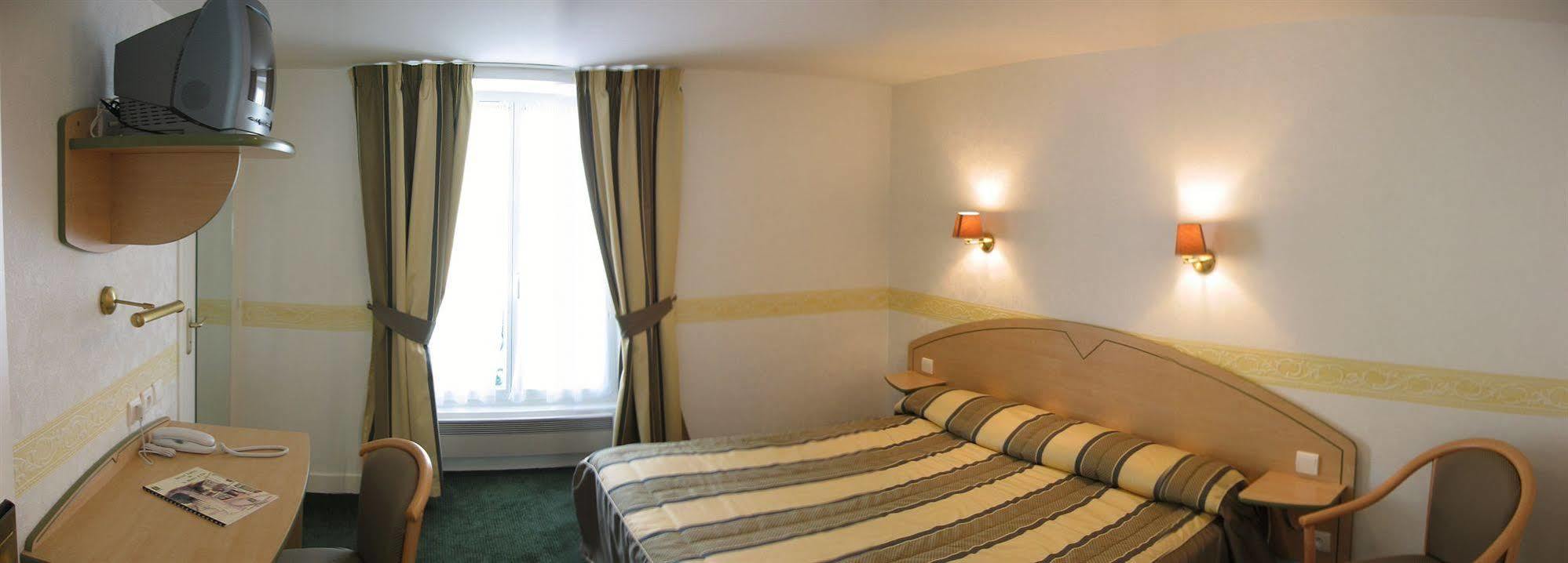 Logis Hotel Restaurant La Boule D'Or Шинон Екстериор снимка