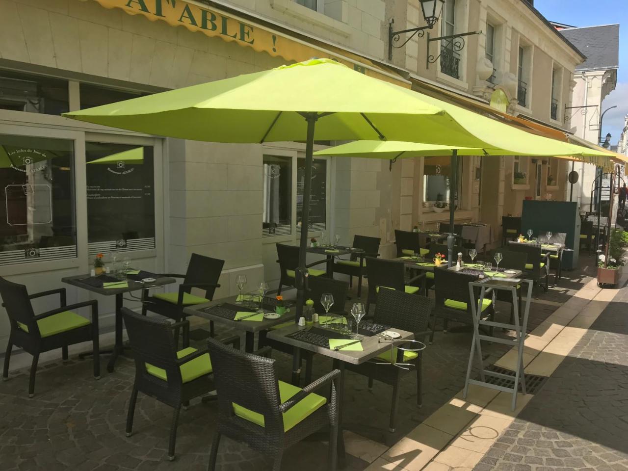 Logis Hotel Restaurant La Boule D'Or Шинон Екстериор снимка